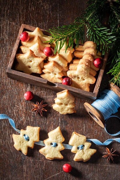 Chaîne de délicieux biscuits au beurre comme décorations uniques