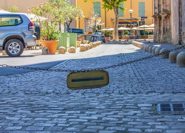 La chaîne ferme le passage des voitures dans la ville