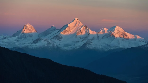 La chaîne de l'Himalaya au coucher du soleil