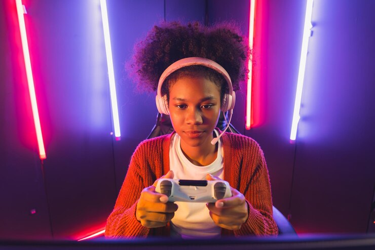 Photo chaîne hôte d'un streamer de jeux une fille africaine gagnant avec un joueur d'équipe qualifié d'esport et des téléspectateurs jouant en ligne dans une salle d'éclairage aux couleurs néon concept d'activités d'intérieur cybersport tastemaker
