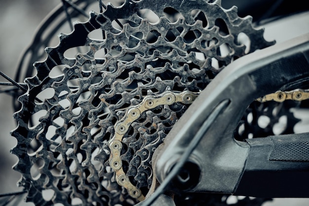 Chaîne en métal de vélo ou cassette de roue dans un atelier de réparation, un magasin de vélos au détail ou un garage à domicile pour réparer l'entretien ou la mise à niveau de l'huile Zoom texture ou ingénierie mécanique du cyclisme en acier pour pneu bmx