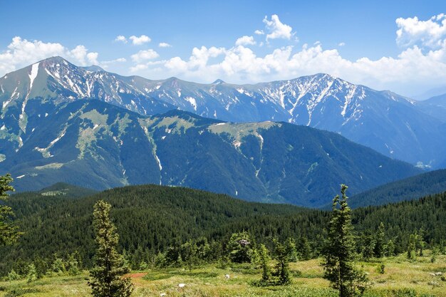 une chaîne de montagne avec une chaîne de montagnes en arrière-plan