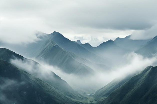 une chaîne de montagnes avec un ciel nuageux et des montagnes en arrière-plan.