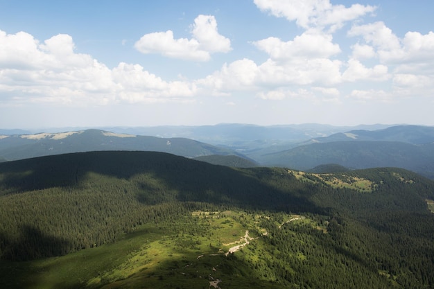 Chaîne de montagnes Collines vertes dans les Carpates à l'aube