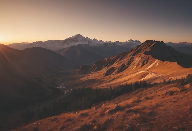 une chaîne de montagnes avec un coucher de soleil en arrière-plan