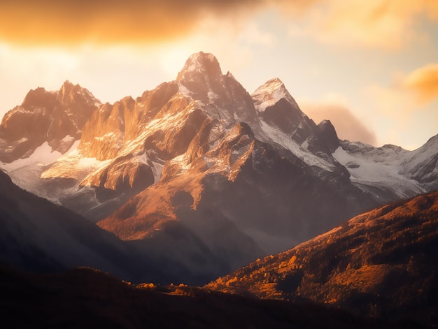 Chaîne de montagnes avec un coucher de soleil doré en arrière-plan