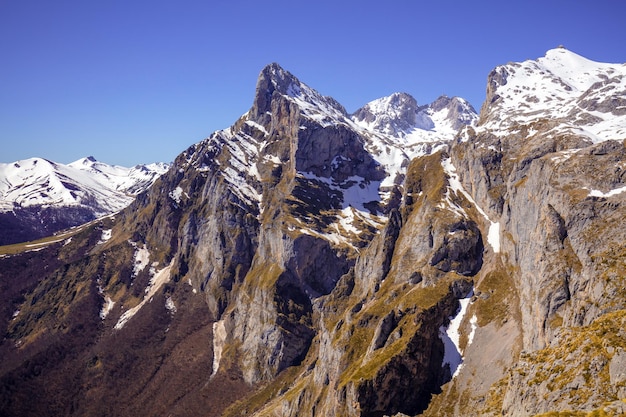 Chaîne de montagnes couvertes de neige du parc national des pics d'Europe Picos de Europa Cantabrie Espagne