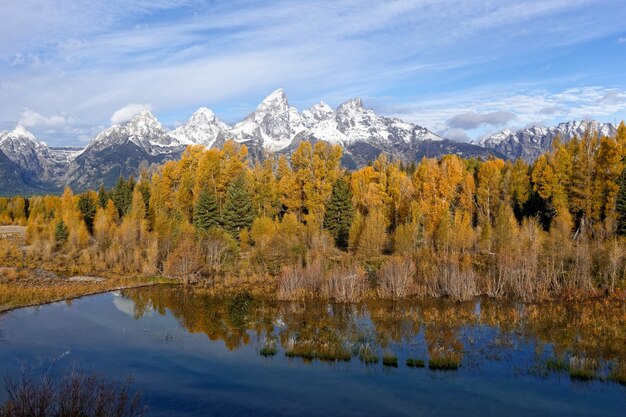 Chaîne de montagnes déchiquetée de Grand Teton en automne