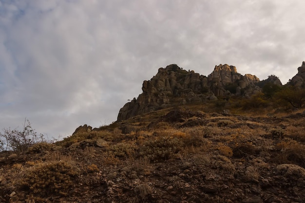 Chaîne de montagnes Demerdzhi Vue des rochers d'en bas