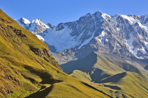 La chaîne de montagnes du Caucase en Géorgie Paysage de montagne