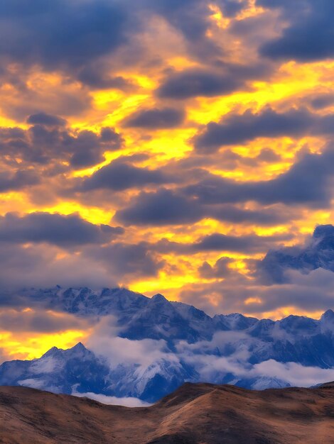 Photo la chaîne de montagnes du ciel au coucher du soleil