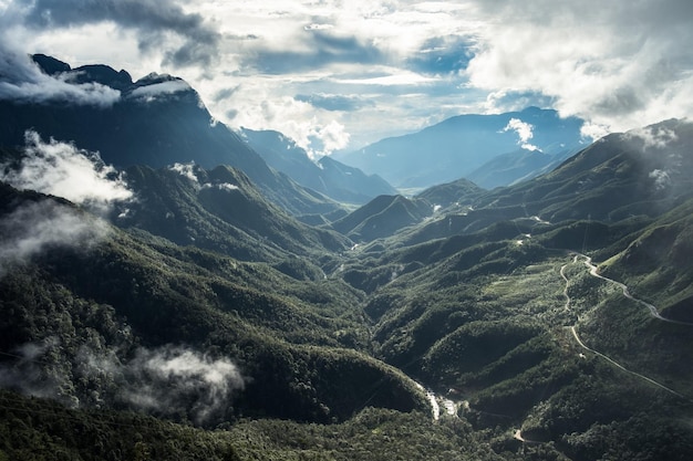 Chaîne de montagnes du point de vue le plus élevé sur le brouillard dans le col de Tram Ton Sapa Vietnam