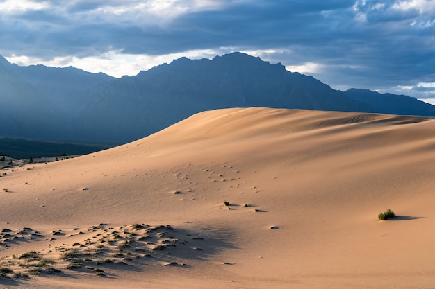 La chaîne de montagnes du Trans-Baïkal est visible contre le ciel nuageux