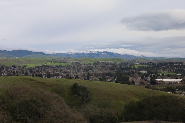 une chaîne de montagnes enneigée est vue au loin