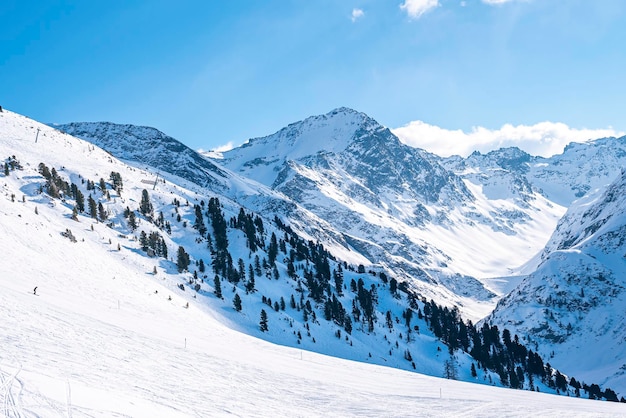 Chaîne de montagnes enneigée idyllique contre le ciel dans les alpes