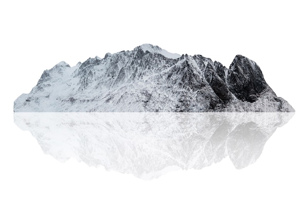Chaîne de montagnes enneigées en hiver en Scandinavie sur l'île des Lofoten. Isolé sur blanc