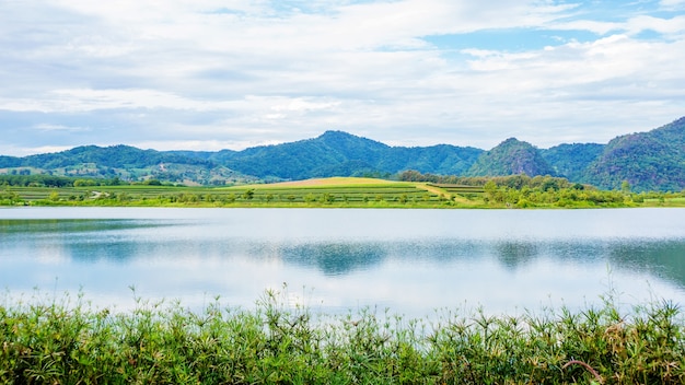 chaîne de montagnes et lac à Singha parc Chiang rai