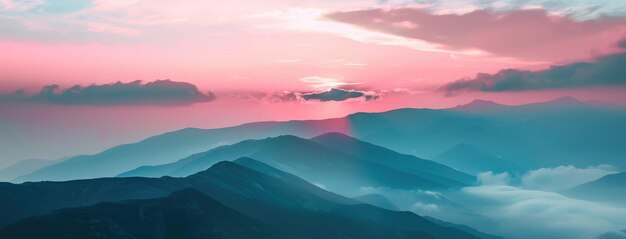 La chaîne de montagnes majestueuse au panorama du coucher du soleil