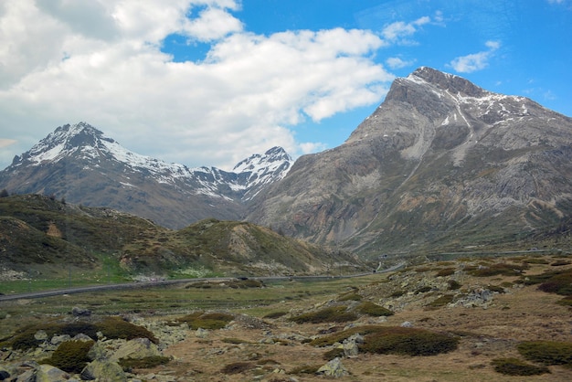 Une chaîne de montagnes avec une montagne en arrière-plan