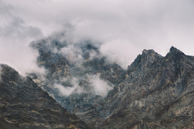 Une chaîne de montagnes avec une montagne en arrière-plan