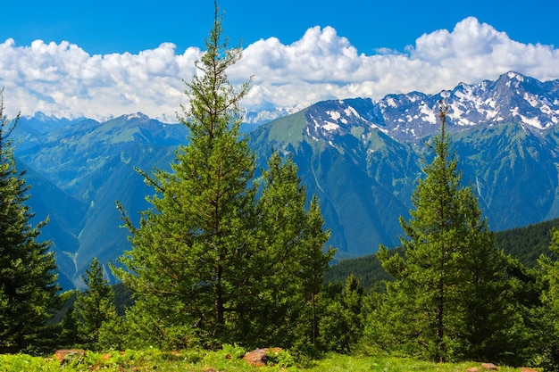 Photo une chaîne de montagnes avec une montagne en arrière-plan