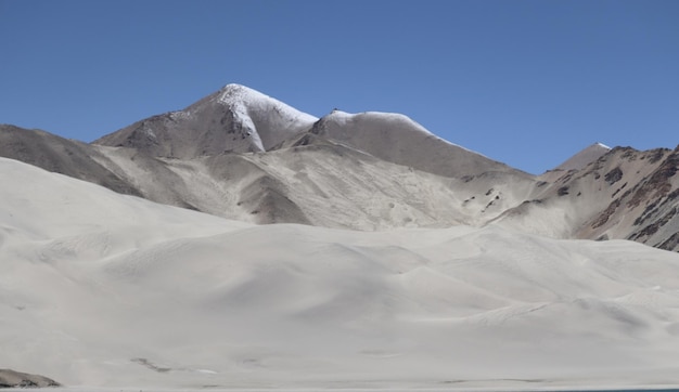 Une chaîne de montagnes avec une montagne en arrière-plan