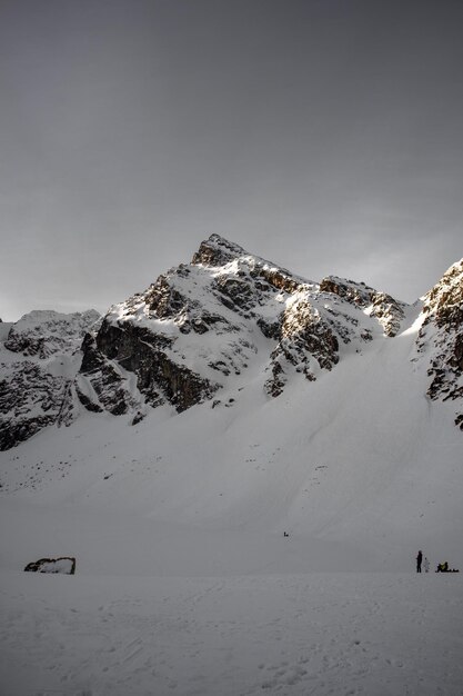 Une chaîne de montagnes avec de la neige et un panneau qui dit "neige"