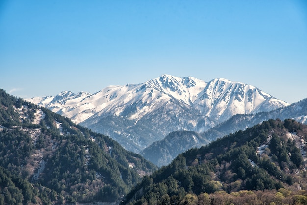 Photo chaîne de montagnes de neige sur la route alpine de tateyama kurobe.