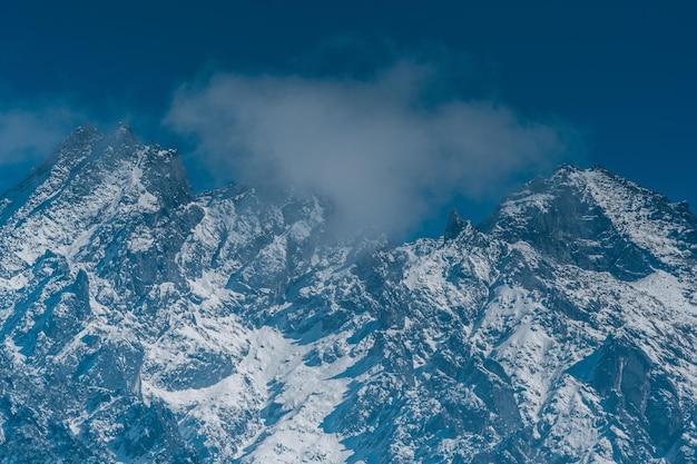 Une chaîne de montagnes avec un nuage dans le ciel