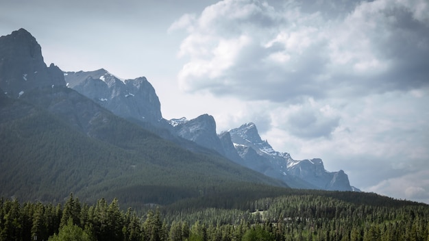 Chaîne de montagnes avec des nuages gonflés au-dessus, paysage fait à Canmore, Alberta, Canada