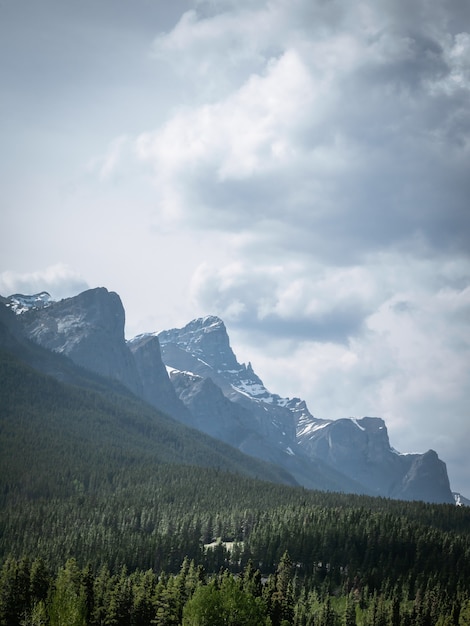 Chaîne de montagnes avec des nuages gonflés au-dessus, portrait réalisé à Canmore, Alberta, Canada