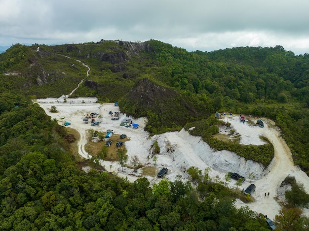 Chaîne de montagnes à Phutajor Mountain voyage invisible les gens vont au camping aventure à PhangngaThailand Vue imprenable sur la vallée depuis le sommet d'une montagne