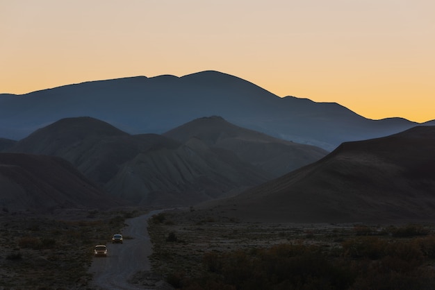 Chaîne de montagnes qui se profile après le coucher du soleil