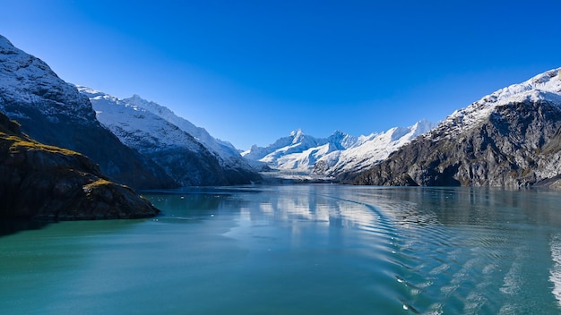 Chaîne de montagnes Rocheuses à Glacier Bay avec des pics enneigés au-dessus de l'eau de mer en Alaska, USA