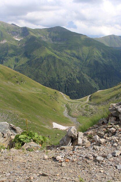 Une chaîne de montagnes avec une route