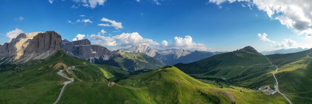 Photo la chaîne de montagnes de sella towers dans les dolomites du tyrol du sud, en italie