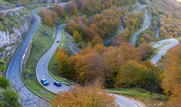 Photo chaîne de montagnes d'urbasa conduite automobile dans le col de la sierra de urbasa navarra