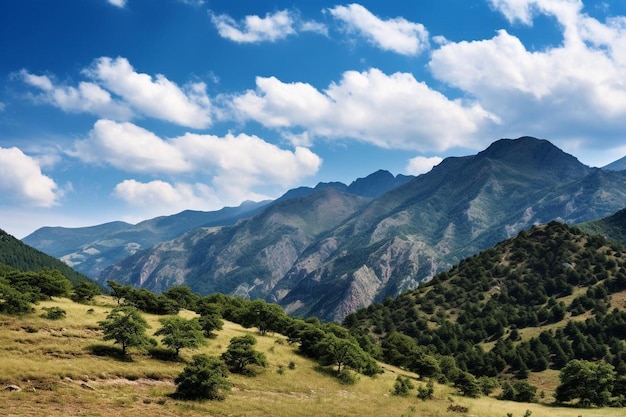 Une chaîne de montagnes avec vue sur les montagnes