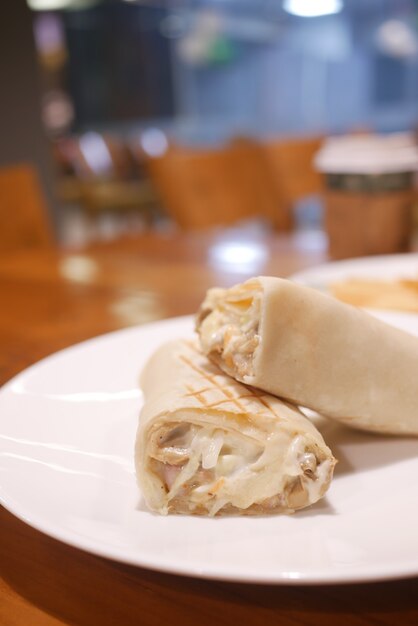 Chaîne de poulet au fromage sur table de café