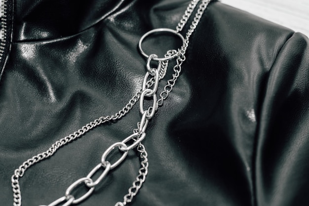 La chaîne sur la texture noire est une veste à la mode en cuir doux écologique.