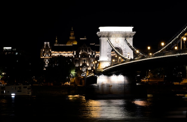 chaînes de budapest pont nuit