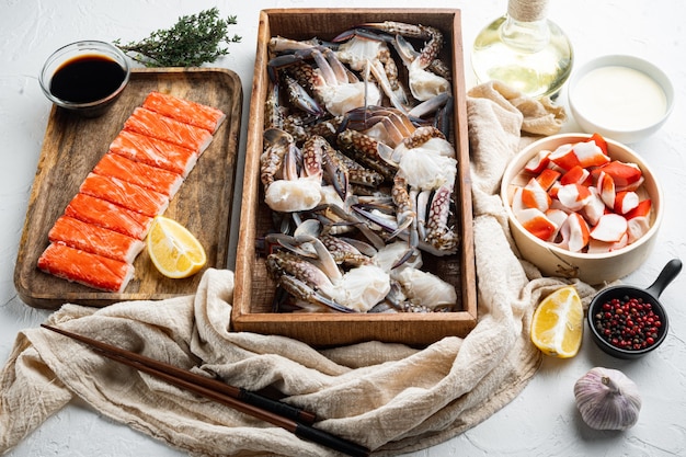 Chair de crabe frais et bâtonnets surimi avec jeu de crabe bleu, sur fond blanc