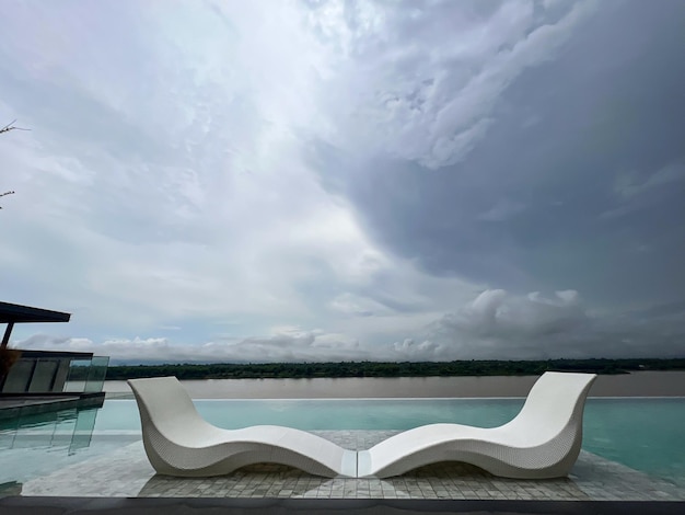 Photo chaise abstraite sur piscine avec journée ensoleillée