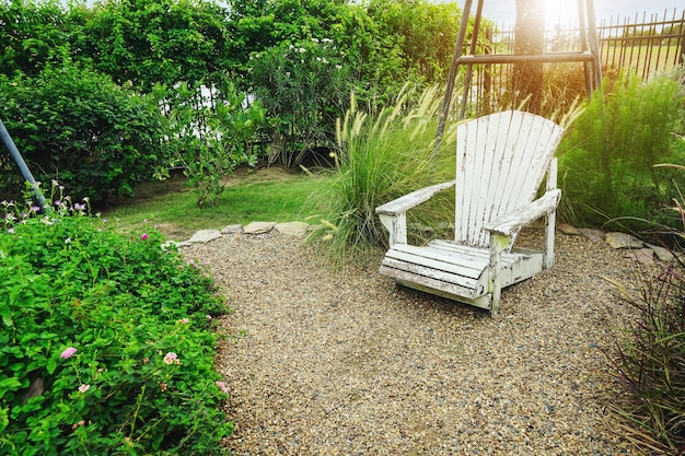 Chaise Adirondack blanche dans le jardin