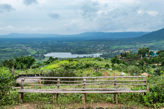 Chaise au sommet de la montagne à Khao Kho, Phetchabun en Thaïlande.