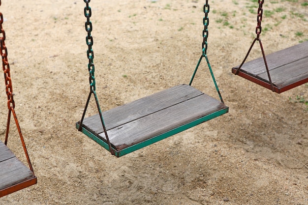 Chaise balançoire en bois dans le parc