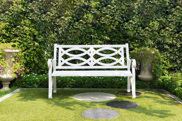 Chaise de banc en bois blanc avec buisson Fond dans le jardin à la maison.