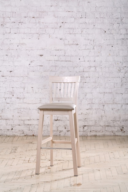 Chaise blanche dans la chambre