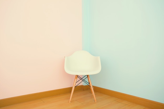 chaise blanche dans le salon sur un mur de pastel