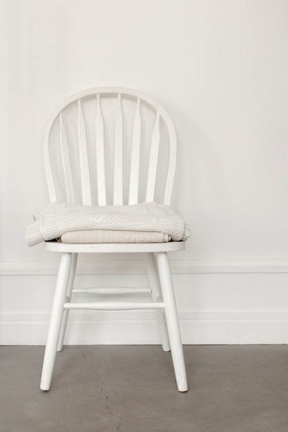 Photo chaise blanche sur fond de mur